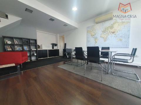 Loja em Rua Principal de Algés