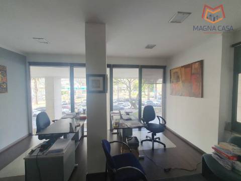 Loja em Rua Principal de Algés