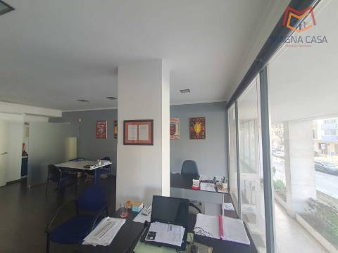 Loja em Rua Principal de Algés