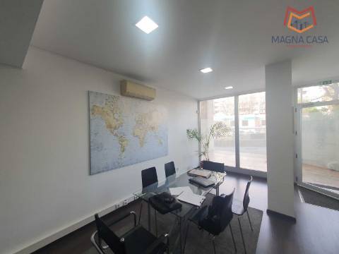 Loja em Rua Principal de Algés