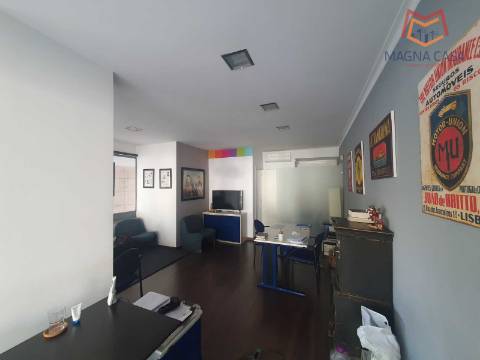 Loja em Rua Principal de Algés