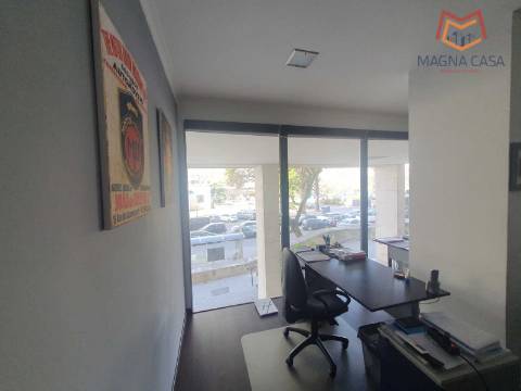 Loja em Rua Principal de Algés