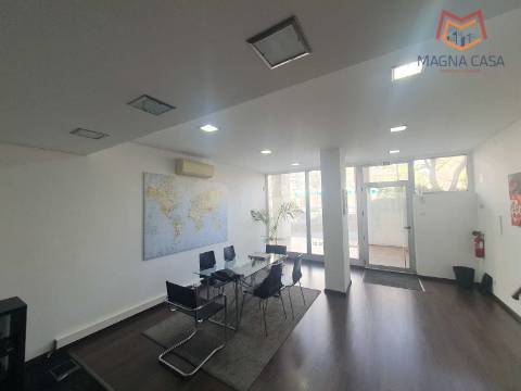 Loja em Rua Principal de Algés