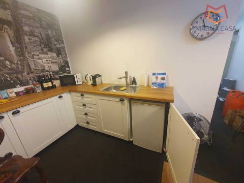 Loja em Rua Principal de Algés