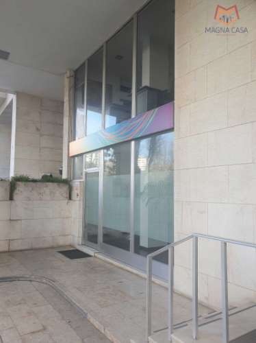 Loja em Rua Principal de Algés