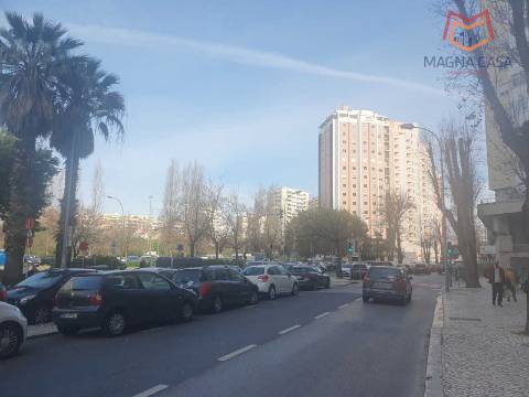 Loja em Rua Principal de Algés