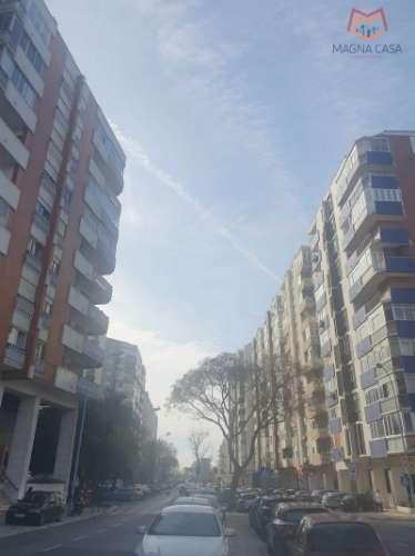 Loja em Rua Principal de Algés