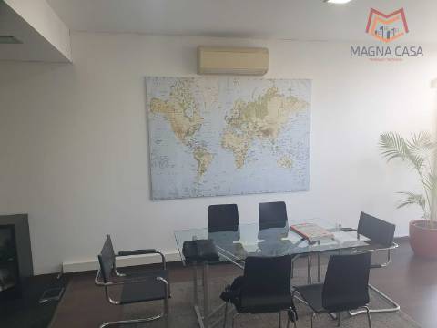 Loja em Rua Principal de Algés