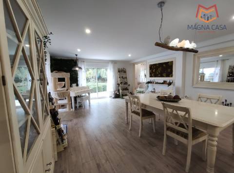 Luxuosa Quinta T3 com piscina e amplo terreno em Terrugem, Sintra - O seu refúgio perfeito.