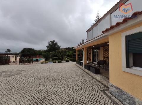 Luxuosa Quinta T3 com piscina e amplo terreno em Terrugem, Sintra - O seu refúgio perfeito.