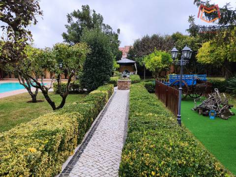 Luxuosa Quinta T3 com piscina e amplo terreno em Terrugem, Sintra - O seu refúgio perfeito.