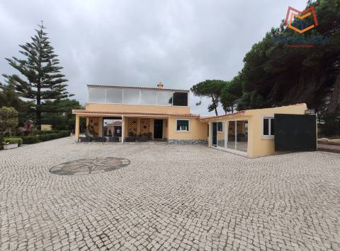 Luxuosa Quinta T3 com piscina e amplo terreno em Terrugem, Sintra - O seu refúgio perfeito.