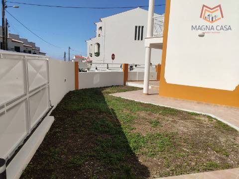 Moradia espaçosa com terraço privativo e amplo espaço exterior na Ericeira.