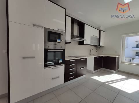 Moradia espaçosa com terraço privativo e amplo espaço exterior na Ericeira.