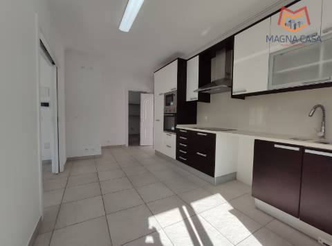 Moradia espaçosa com terraço privativo e amplo espaço exterior na Ericeira.