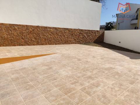 Moradia espaçosa com terraço privativo e amplo espaço exterior na Ericeira.