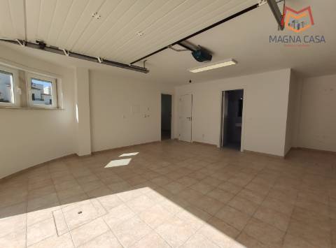 Moradia espaçosa com terraço privativo e amplo espaço exterior na Ericeira.