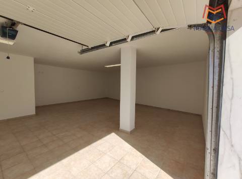 Moradia espaçosa com terraço privativo e amplo espaço exterior na Ericeira.