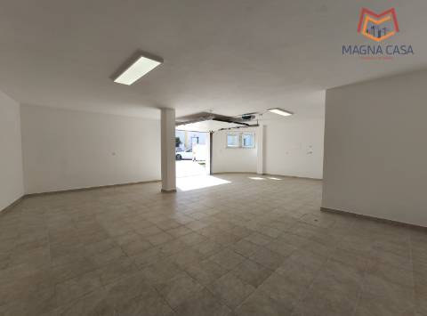 Moradia espaçosa com terraço privativo e amplo espaço exterior na Ericeira.