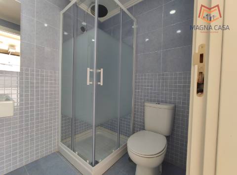 Moradia espaçosa com terraço privativo e amplo espaço exterior na Ericeira.