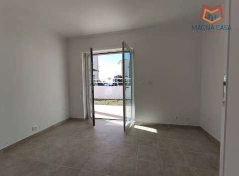 Moradia espaçosa com terraço privativo e amplo espaço exterior na Ericeira.