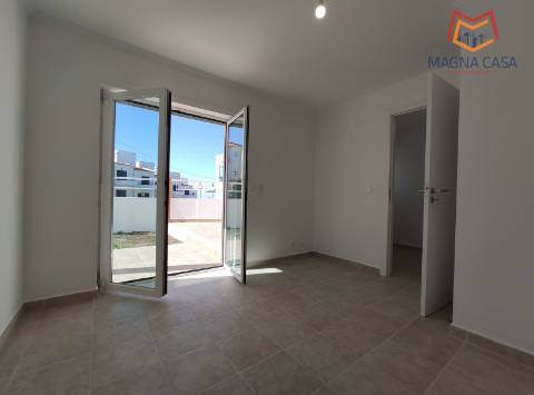 Moradia espaçosa com terraço privativo e amplo espaço exterior na Ericeira.