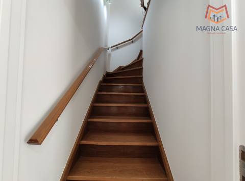 Moradia espaçosa com terraço privativo e amplo espaço exterior na Ericeira.