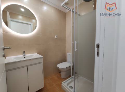 Moradia espaçosa com terraço privativo e amplo espaço exterior na Ericeira.