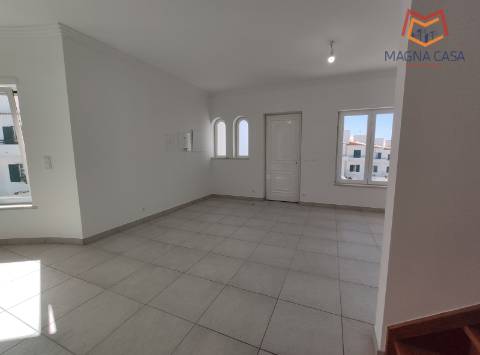 Moradia espaçosa com terraço privativo e amplo espaço exterior na Ericeira.