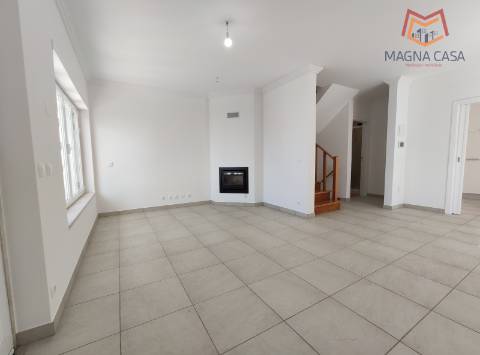 Moradia espaçosa com terraço privativo e amplo espaço exterior na Ericeira.