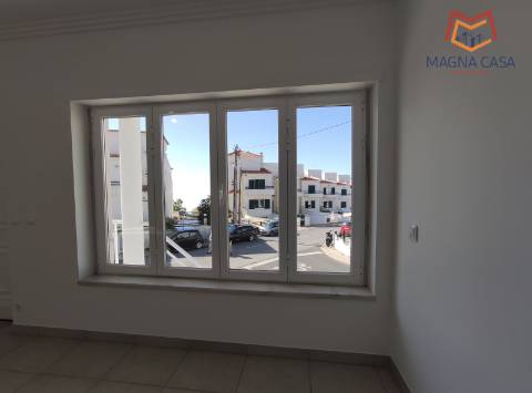 Moradia espaçosa com terraço privativo e amplo espaço exterior na Ericeira.