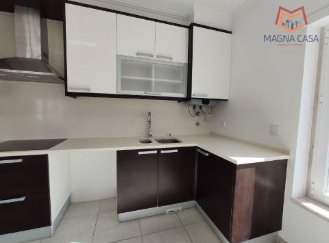 Moradia espaçosa com terraço privativo e amplo espaço exterior na Ericeira.