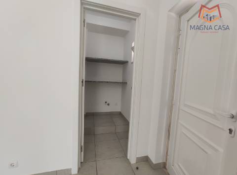 Moradia espaçosa com terraço privativo e amplo espaço exterior na Ericeira.