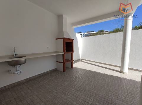 Moradia espaçosa com terraço privativo e amplo espaço exterior na Ericeira.