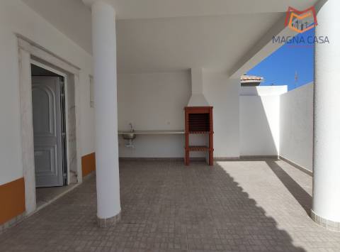 Moradia espaçosa com terraço privativo e amplo espaço exterior na Ericeira.