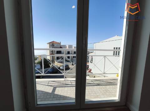 Moradia espaçosa com terraço privativo e amplo espaço exterior na Ericeira.