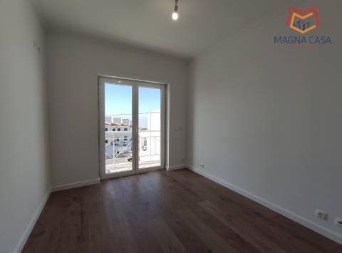 Moradia espaçosa com terraço privativo e amplo espaço exterior na Ericeira.