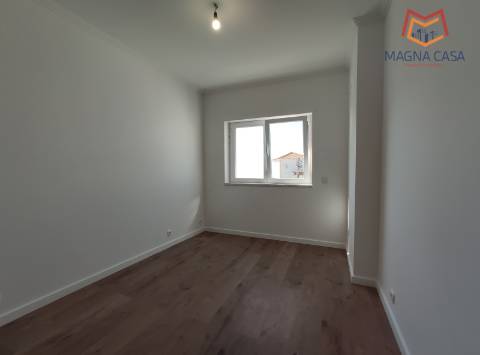 Moradia espaçosa com terraço privativo e amplo espaço exterior na Ericeira.