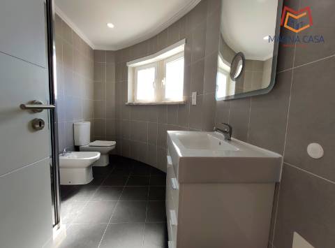 Moradia espaçosa com terraço privativo e amplo espaço exterior na Ericeira.