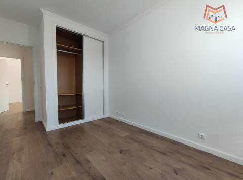 Moradia espaçosa com terraço privativo e amplo espaço exterior na Ericeira.