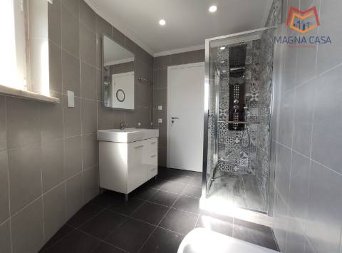 Moradia espaçosa com terraço privativo e amplo espaço exterior na Ericeira.