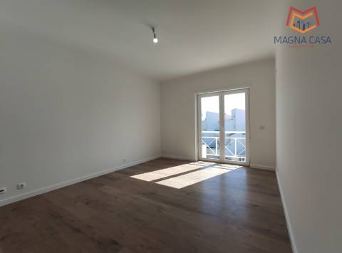 Moradia espaçosa com terraço privativo e amplo espaço exterior na Ericeira.