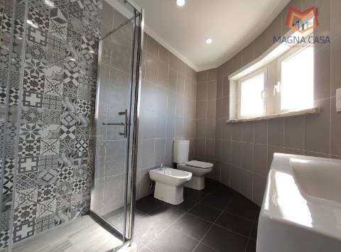 Moradia espaçosa com terraço privativo e amplo espaço exterior na Ericeira.