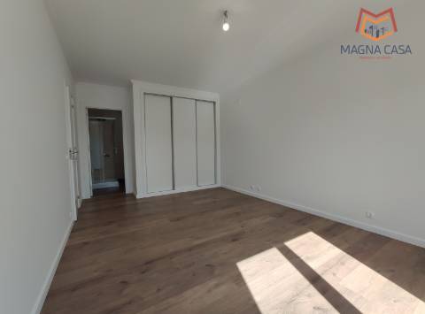 Moradia espaçosa com terraço privativo e amplo espaço exterior na Ericeira.