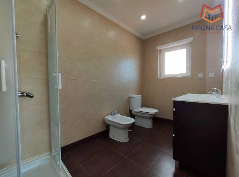 Moradia espaçosa com terraço privativo e amplo espaço exterior na Ericeira.