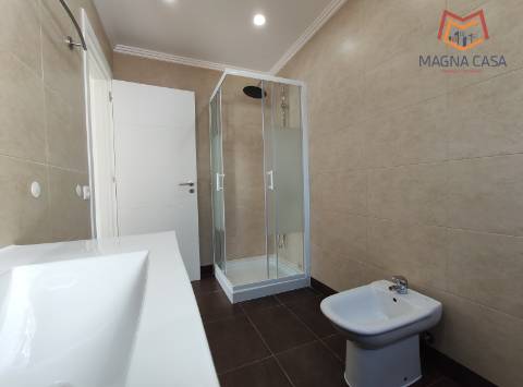 Moradia espaçosa com terraço privativo e amplo espaço exterior na Ericeira.