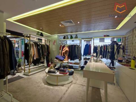 Loja no Centro Comercial das Palmeiras em Oeiras