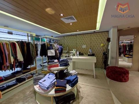 Loja no Centro Comercial das Palmeiras em Oeiras