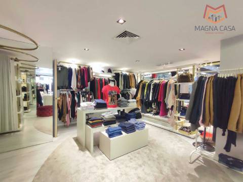 Loja no Centro Comercial das Palmeiras em Oeiras