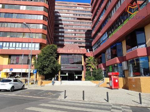 Loja no Centro Comercial das Palmeiras em Oeiras